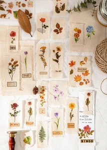 Detailansicht der botanischen Leinenaufkleber im Vintage-Stil mit rustikalen Fransen