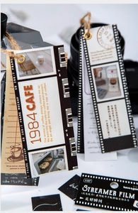 Detail van vintage filmstijl kaarten met koffie-illustraties en rustieke hennep touw accenten