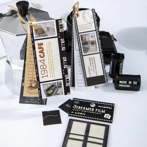 Vintage filmstijl decoratieve kaarten voor journaling en collages met retro camera