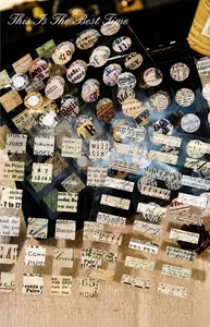 Détail d'autocollants washi vintage avec motifs de journaux et partitions musicales