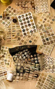 Détail d'autocollants vintage pour scrapbooking avec cartes, partitions et fleurs