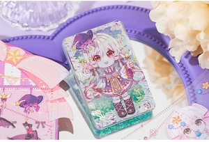 Détail d'une boîte en métal violette avec illustration de fille d'anime magique