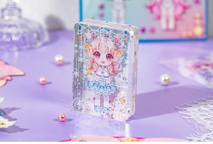 Gros plan d'une décoration de bureau en acrylique avec fille d'anime et cheveux roses