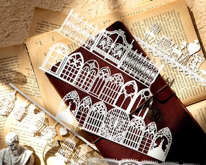 Macro di carta pizzo bianca tagliata al laser con motivi di finestre gotiche antiche