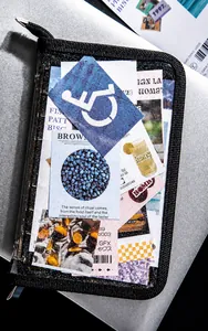 Détail d'étui de carnet en PVC transparent à paillettes avec cartes déco et zip noir robuste