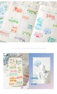 Dettaglio di adesivi colorati con scritte fatte a mano per decorazioni scrapbooking DIY