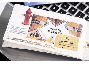 Detailansicht der Vintage-Aufkleber auf einem Gitter-Notizbuch mit Architekturmotiven