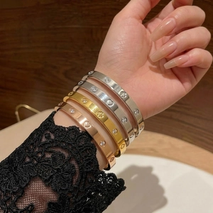Bracelet Jonc En Acier Inoxydable Avec Motif Trèfle Et Cœur Strass Incrusté Charnière Bijoux De Mode Pour Femmes