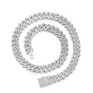Détail de la chaîne cubaine argentée avec boucle sertie de diamants étincelants