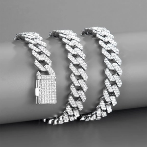 Détail d'une chaîne cubaine hip-hop argentée avec strass scintillants et fermoir à boîte