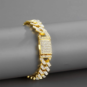 Gros plan sur la chaîne cubaine 12mm dorée avec strass scintillants style hip-hop