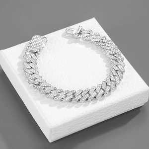 Gros plan d'une chaîne cubaine de 12 mm sertie de diamants avec fermoir à double sécurité