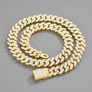 Détail d'une chaîne cubaine hip-hop avec diamants étincelants et fermoir luxueux