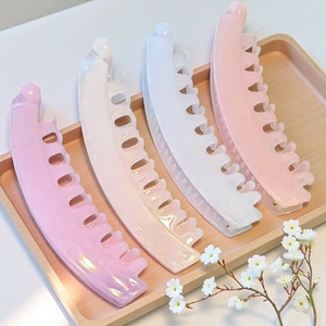 Lot de quatre barrettes bananes aux couleurs gelées nacrées en violet, blanc et rose