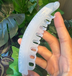 Détail de la pince à cheveux banane blanc crème translucide avec dents de serrage