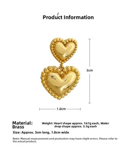 Détail des boucles d'oreilles cœur en laiton doré avec bordure perlée et mesures