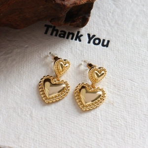 Boucles d'oreilles cœur double dorées avec texture perlée et finition polie pour femme