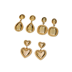 Boucles d'oreilles dorées géométriques avec gouttes, carrés et cœurs à bordure perlée