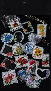 Dettaglio di adesivi in pizzo vintage con motivi floreali e ritratti per scrapbooking
