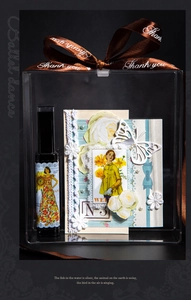 Squisita confezione regalo con flacone spray nero, card vintage e nastro di grazie