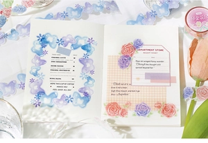 Gros plan d'un ruban adhésif PET floral translucide avec tulipes sur un carnet créatif