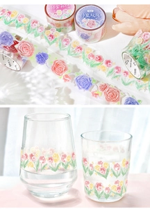 Détails du ruban PET floral montrant la transparence sur des verres pour la décoration