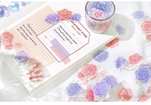 Vue macro du ruban adhésif PET floral avec roses roses et violettes pour le scrapbooking