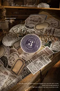 Detailopname van vintage washi-stickers met retro stempels en oude kaartjesstoppels