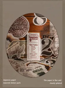 Macro-opname van vintage washi-stickers met retro-dienstregelingen en stempels op hout