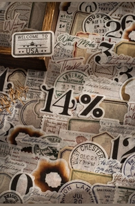 Detail van vintage DIY dagboek stickers met retro stempels en gebrande randen