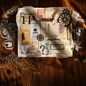 Macro detail van vintage scrapbooking kit met retro stempels en artistieke stickers