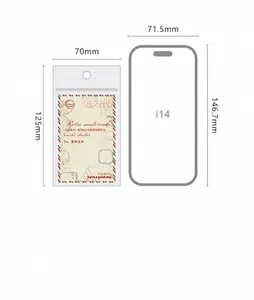 Detailopname van retro washi-stickers met postzegelmotieven naast een mobiele telefoon