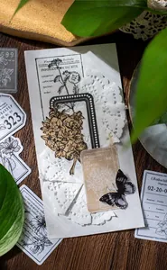 Nahaufnahme von Vintage-Aufklebern mit Schmetterlingen und Blumen auf einem Holztisch