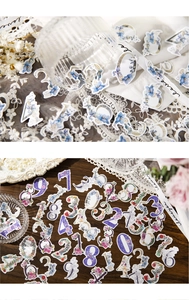 Dettaglio di adesivi numerici con fiori vintage per scrapbooking e decorazioni