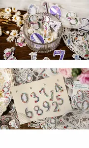 Dettaglio di adesivi floreali numerati per scrapbooking in stile vintage e bucolico