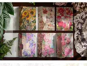 Primo piano di carta scrapbooking floreale vintage con bordi fustellati decorativi