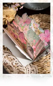 Dettaglio di carta scrapbooking vintage con motivi floreali e bordi fustellati