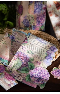 Dettaglio di adesivi vintage con ortensie e design di dizionario botanico per journaling