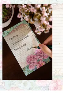 Vista macro di carta da scrapbooking floreale vintage con trama leggera per scrivere