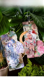 Dettaglio macro di cartoncini vintage per scrapbooking con fiori e ragazze
