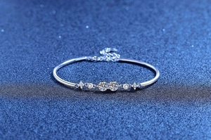 Dettaglio di un bracciale in argento S925 con motivi stellari e pietre moissanite brillanti