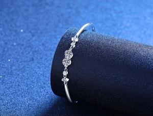Macro di bracciale in argento S925 con pietre moissanite scintillanti e dettagli a stella