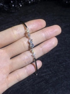 Dettaglio del bracciale in argento S925 con stelle in moissanite brillanti da donna