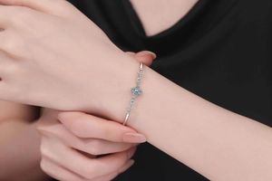 Close-up of S925 sterling silver four-leaf clover bracelet with sparkling moissanite