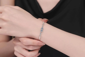Dettaglio del bracciale regolabile in argento S925 con stelle in moissanite sul polso