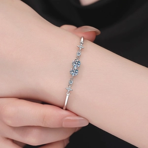 Elegante bracciale in argento S925 con stelle gemelle e brillanti pietre di moissanite