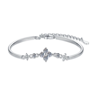 S925 sterling silver four-leaf clover bracelet with sparkling adjustable moissanite chain