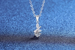 Vue macro du pendentif feuille de bambou en argent S925 avec moissanite et perle