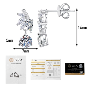 Détail de boucles d'oreilles moissanite en argent s925 avec dimensions 16mm x 7mm et certificat