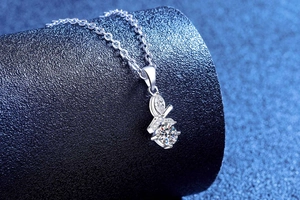 Vue macro du pendentif feuille en argent S925 avec pierre de moissanite scintillante